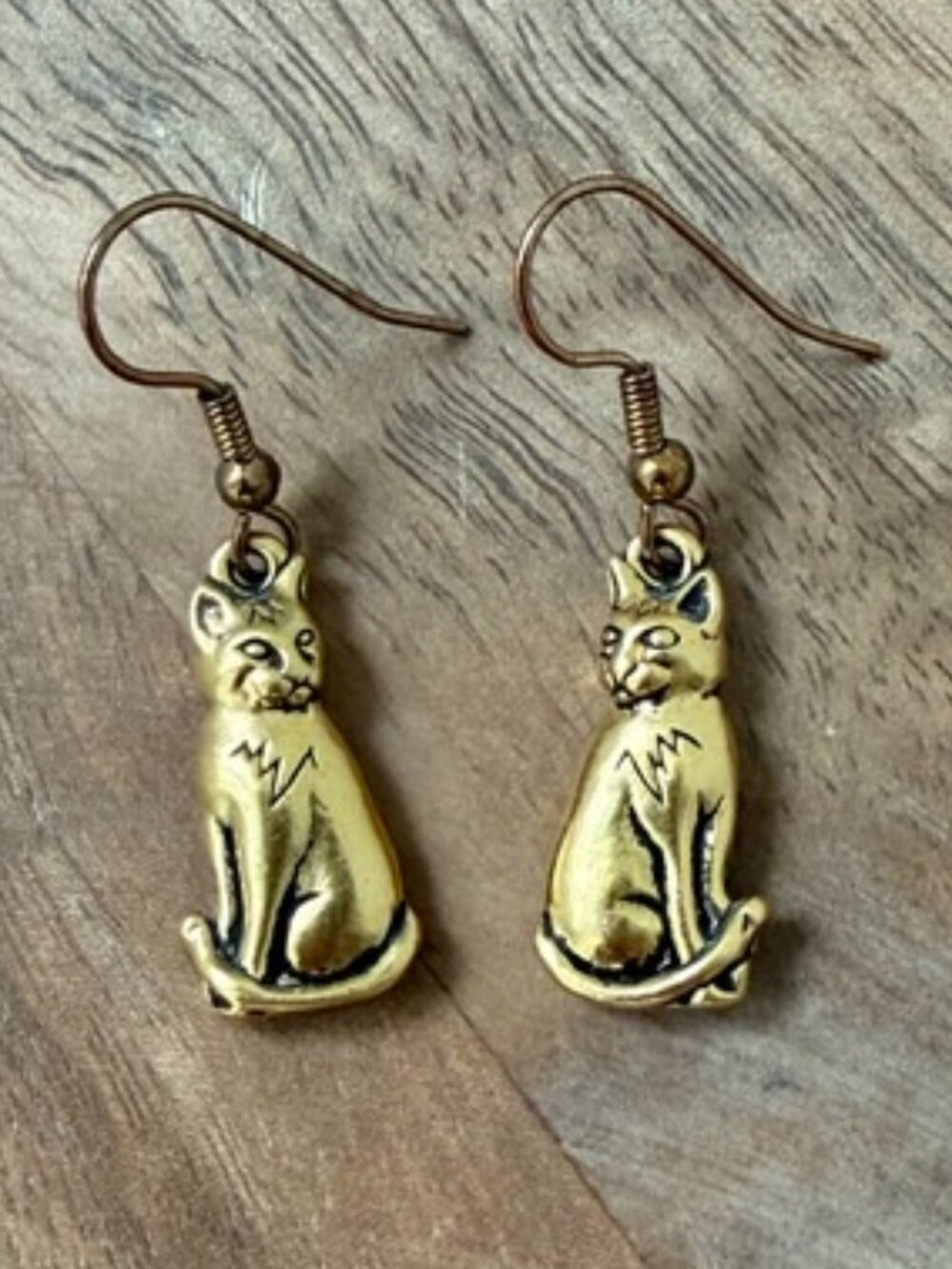 VINTAGE Antiqued Gold Tone Sitting Cat Dangle Drop Earrings